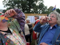 Bieleman André Nijman en Bennie Jolink drinken een borrel bij het vogelschieten op de Hummelse Kermis (Hummelo 2014, foto: Harold Pelgrom)