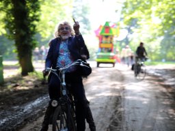 Bennie Jolink op weg naar het tuinhuis (Hummelo 2015, foto: Harold Pelgrom)
