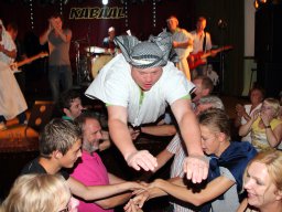 (Bijna fatale) stage dive van bieleman André Nijman tijdens Volksfeest (Hummelo 2011, foto: Harold Pelgrom)