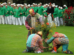 Bielemannen bij het tuinhuis tijdens het Volksfeest (Hummelo 2014, foto: Harold Pelgrom)