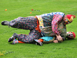 Bielemannen bij het tuinhuis tijdens het Volksfeest (Hummelo 2014, foto: Harold Pelgrom)