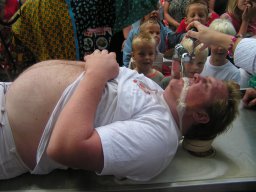 Bieleman André onder de tap tijdens het Volksfeest (Hummelo 2004, foto: Harold Pelgrom)