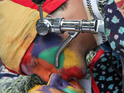 Bielemannen onder de tap tijdens het Volksfeest (Hummelo 2013, foto: Harold Pelgrom)