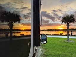 Sundown at lake with alligators, Everglades, Florida 2024 (foto: Harold Pelgrom)