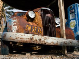 Abandoned petrol station with rusted classic car in Shoshone, Death Valley, California, 2017 (foto: Harold Pelgrom)