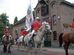Rondgang door het dorp tijdens het Volksfeest (Hummelo 2008, foto: Harold Pelgrom)