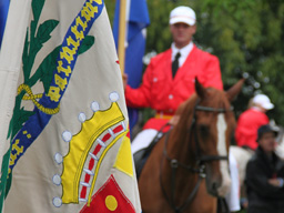 Ruiters met vaandel tijdens het Volksfeest (Hummelo 2010, foto: Harold Pelgrom)
