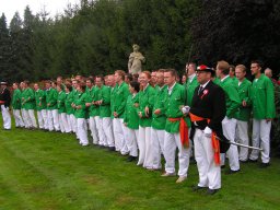 Schutters bij het tuinhuis tijdens het Volksfeest (Hummelo 2005, foto: Harold Pelgrom)