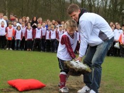 Klaas-Jan Huntelaar tijdens verhuizing jeugd HC'03 van Hoog-Keppel naar Drempt (Hoog-Keppel 2011, foto: Harold Pelgrom)