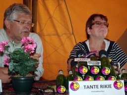 Persconferentie Tante Rikie tijdens Zwarte Cross (Lichtenvoorde 2009, foto: Harold Pelgrom)
